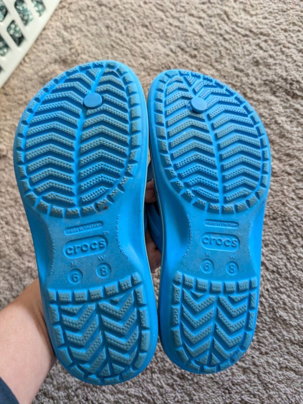 Sky blue croc flip flops (Women's 8) - Picture 3 of 6